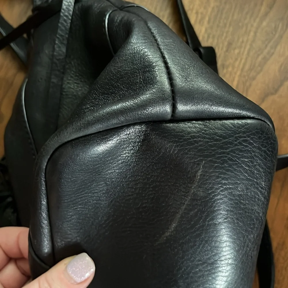 Vince Camuto black leather bucket crossbody bag, cinch top and tassels - Picture 16 of 17